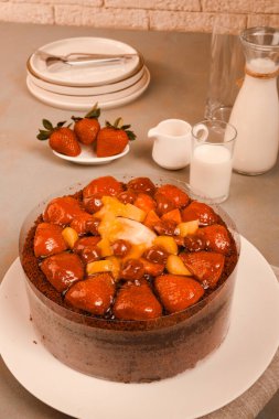 Kırsal Tahta Masa Üzerinde Zarif Katmanlı Kek