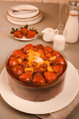 Kırsal Tahta Masa Üzerinde Zarif Katmanlı Kek