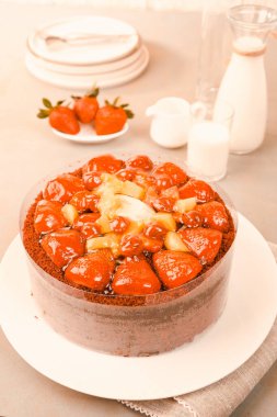 Kırsal Tahta Masa Üzerinde Zarif Katmanlı Kek