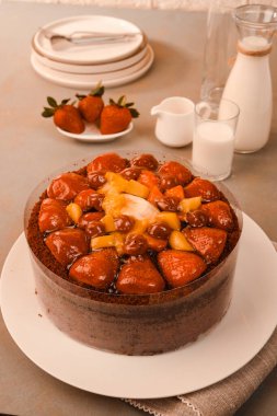 Kırsal Tahta Masa Üzerinde Zarif Katmanlı Kek