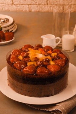 Çilekli ve çiçekli çikolatalı pasta.