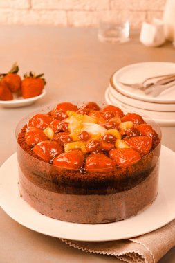 Çilekli ve çiçekli çikolatalı pasta.