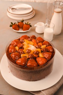 Çilekli ve çiçekli çikolatalı pasta.