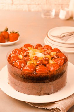 Çilekli ve çiçekli çikolatalı pasta.