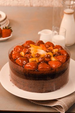Çilekli ve çiçekli çikolatalı pasta.