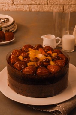 Çilekli ve çiçekli çikolatalı pasta.