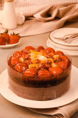 Çilekli ve çiçekli çikolatalı pasta.