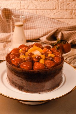 Çilekli ve çiçekli çikolatalı pasta.