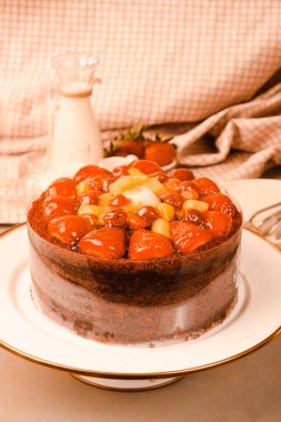 Çilekli ve çiçekli çikolatalı pasta.