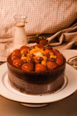 Çilekli ve çiçekli çikolatalı pasta.