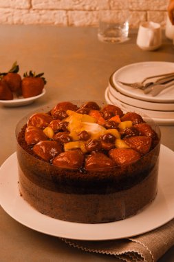 Çilekli ve çiçekli çikolatalı pasta.