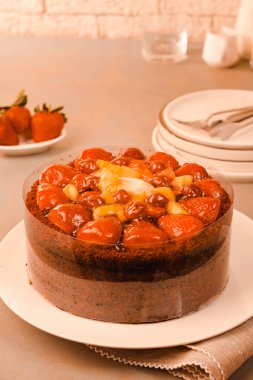 Çilekli ve çiçekli çikolatalı pasta.