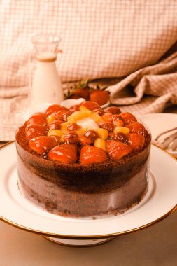 Çilekli ve çiçekli çikolatalı pasta.