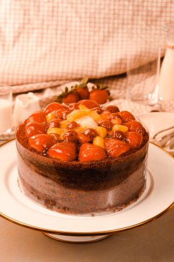 Çilekli ve çiçekli çikolatalı pasta.