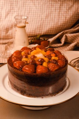 Çilekli ve çiçekli çikolatalı pasta.