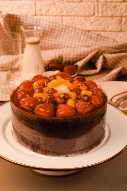 Çilekli ve çiçekli çikolatalı pasta.