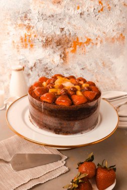 Çilekli ve çiçekli çikolatalı pasta.