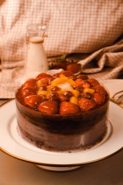 Çilekli ve çiçekli çikolatalı pasta.