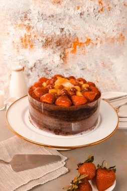 Çilekli ve çiçekli çikolatalı pasta.