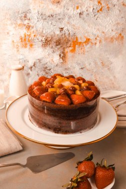 Çilekli ve çiçekli çikolatalı pasta.