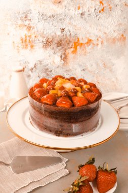 Çilekli ve çiçekli çikolatalı pasta.