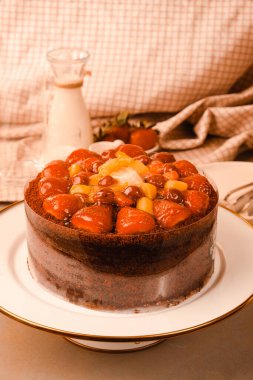 Çilekli ve çiçekli çikolatalı pasta.