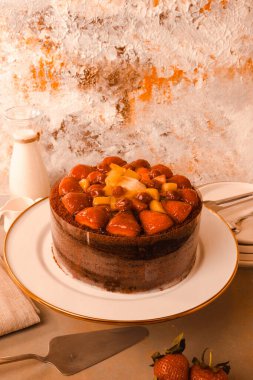 Çilekli ve çiçekli çikolatalı pasta.