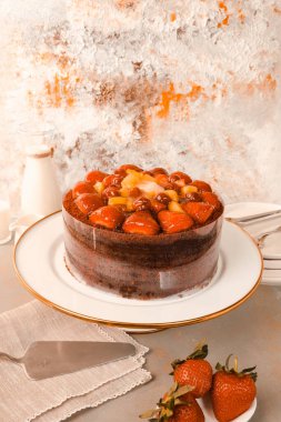 Çilekli ve çiçekli çikolatalı pasta.