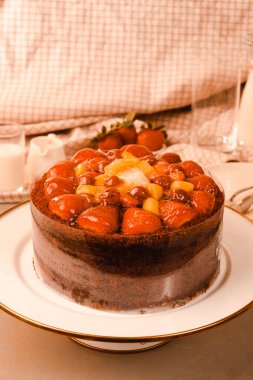 Çilekli ve çiçekli çikolatalı pasta.