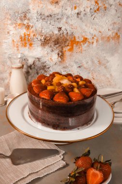 Çilekli ve çiçekli çikolatalı pasta.