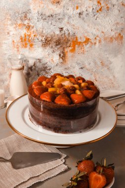 Çilekli ve çiçekli çikolatalı pasta.