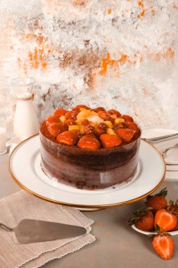 Çilekli ve çiçekli çikolatalı pasta.