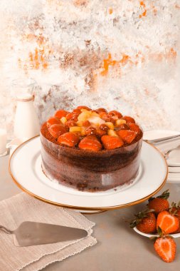 Çilekli ve çiçekli çikolatalı pasta.