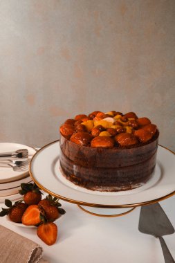 Çilekli ve çiçekli çikolatalı pasta.