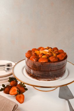 Çilekli ve çiçekli çikolatalı pasta.