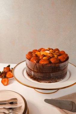 Çilekli ve çiçekli çikolatalı pasta.