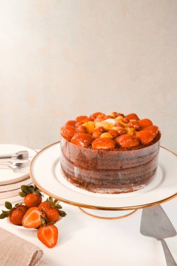 Çilekli ve çiçekli çikolatalı pasta.