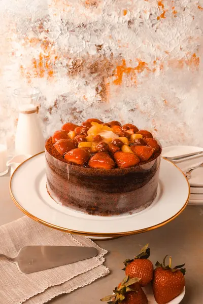 Çilekli ve çiçekli çikolatalı pasta.