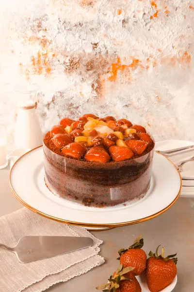 Çilekli ve çiçekli çikolatalı pasta.