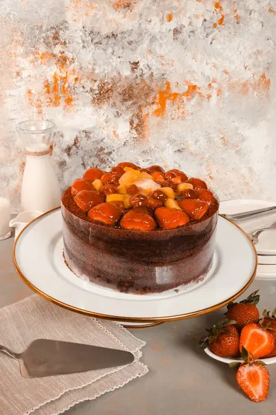 Çilekli ve çiçekli çikolatalı pasta.