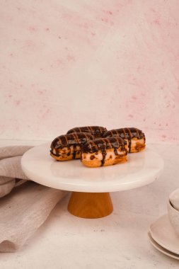 Lezzetli kremayla dolu çıtır bir pasta.