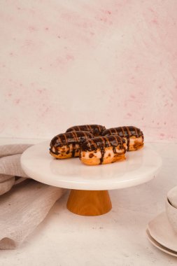 Lezzetli kremayla dolu çıtır bir pasta.