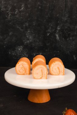 Lezzetli kremayla dolu çıtır bir pasta.