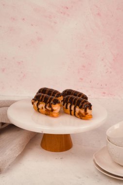 Lezzetli kremayla dolu çıtır bir pasta.