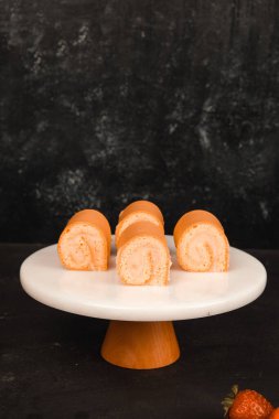 Lezzetli kremayla dolu çıtır bir pasta.