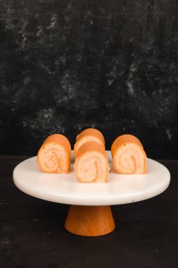 Lezzetli kremayla dolu çıtır bir pasta.