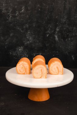 Lezzetli kremayla dolu çıtır bir pasta.