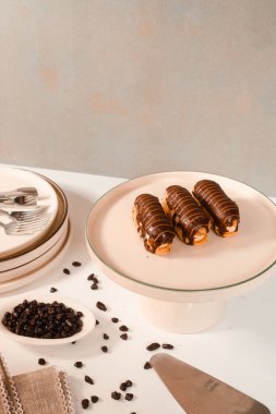 Lezzetli kremayla dolu çıtır bir pasta.