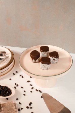 Lezzetli kremayla dolu çıtır bir pasta.