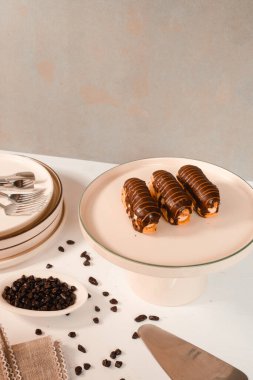 Lezzetli kremayla dolu çıtır bir pasta.